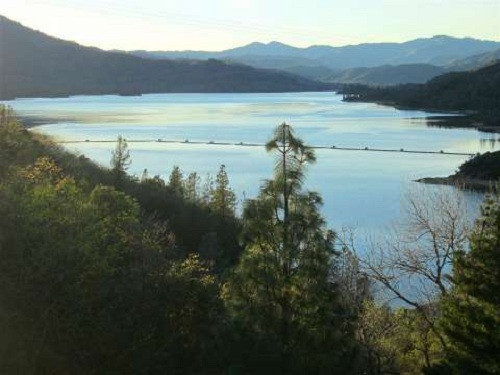 Thung lũng ở đây có bờ dốc với những cây sồi, dẻ và bạch đàn. Ngôi nhà chính nằm trên con đường được bao quanh bởi các công trình bằng đá. .