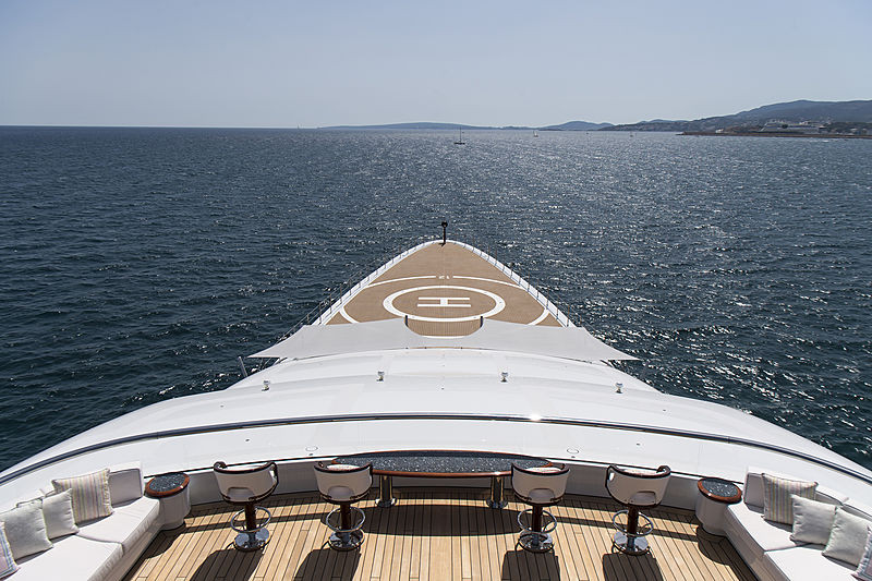 Đáng chú ý, du thuyền còn có khoang siêu rộng làm sân đáp của 2 máy bay trực thăng.