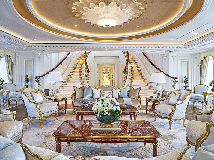 Nội thất bên trong du thuyền sang trọng không kém khách sạn cao cấp.