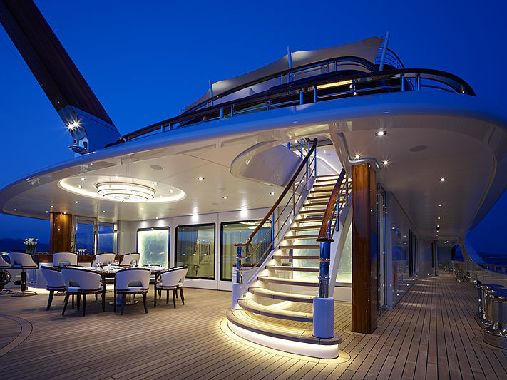 Lurssen Tis nổi bật với trang trí công phu và các chi tiết phức tạp.