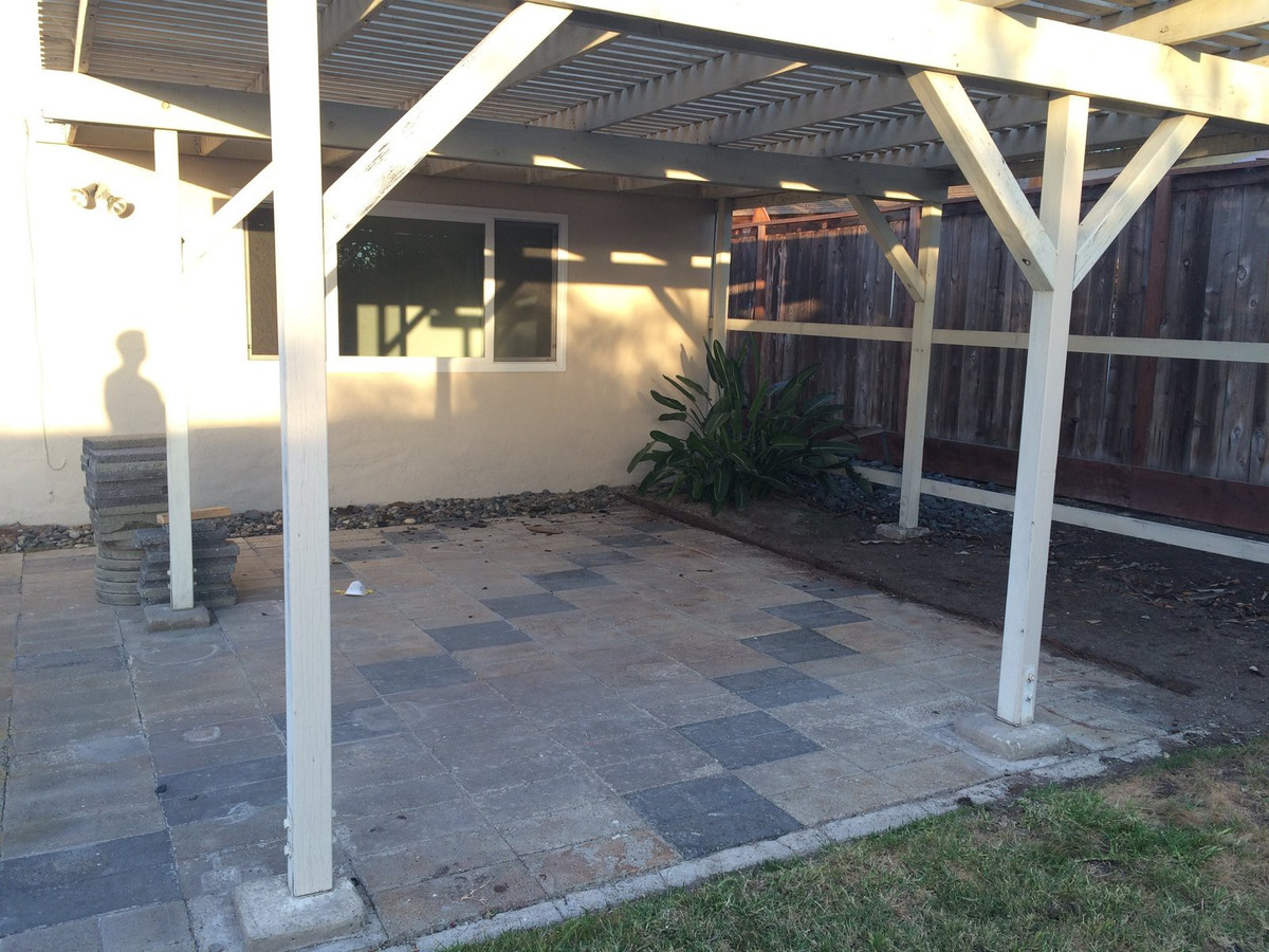 Những bức tường vàng mái đỏ được thay bằng màu trắng cho tường và đen cho mái nhà tạo nên tổng thể nhẹ nhàng.