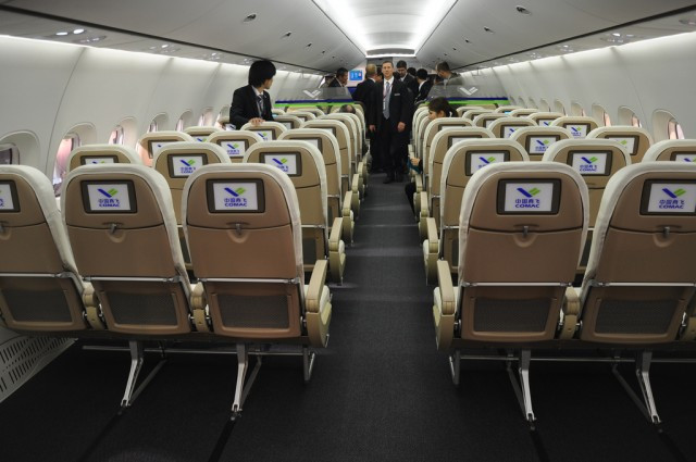 Comac C919 chủ yếu được làm bằng nhôm và có thể chở 156 đến 168 hành khách. Ảnh: Airlinereporter.