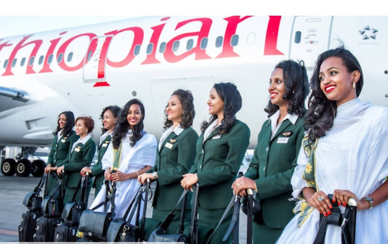 Không chỉ sở hữu ngoại hình lôi cuốn, các nữ tiếp viên Ethiopian Airlines còn ấn tượng trong trang phục màu xanh rêu. Ảnh: Youthvillage.