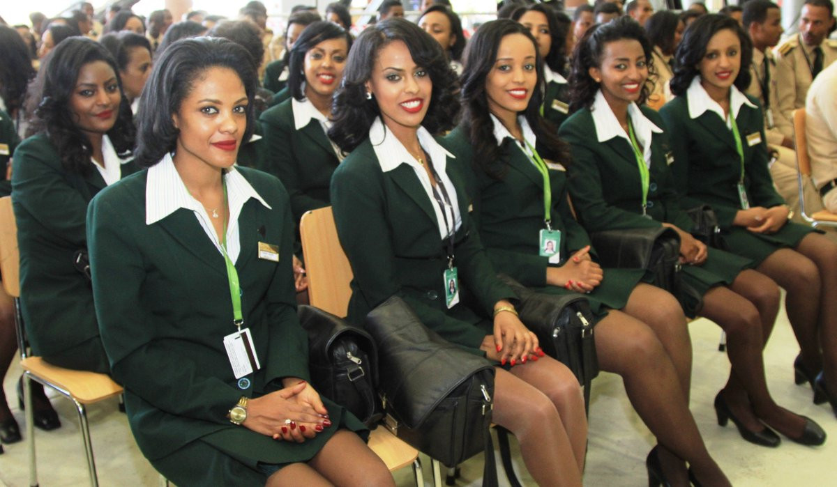 Dàn nữ tiếp viên hàng không tham gia khóa đào tạo nghiệp vụ. Ảnh: Twitter.