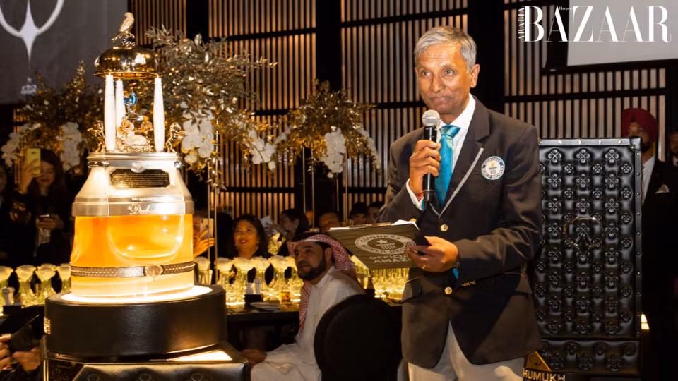 Nước hoa Shamukh đựng trong lọ thủy tinh Murano được trang trí bằng một con chim vàng cùng các chú ngựa Ả Rập, hoa hồng và một quả địa cầu, chứa tổng cộng 3.571 viên kim cương với tổng giá trị là 38,55 carat.