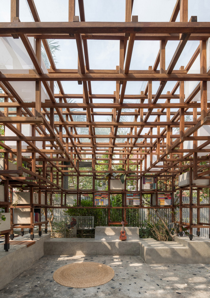 Đáng chú ý hơn, công trình độc đáo ở việc sử dụng pin năng lượng mặt trời đặt trên mái.