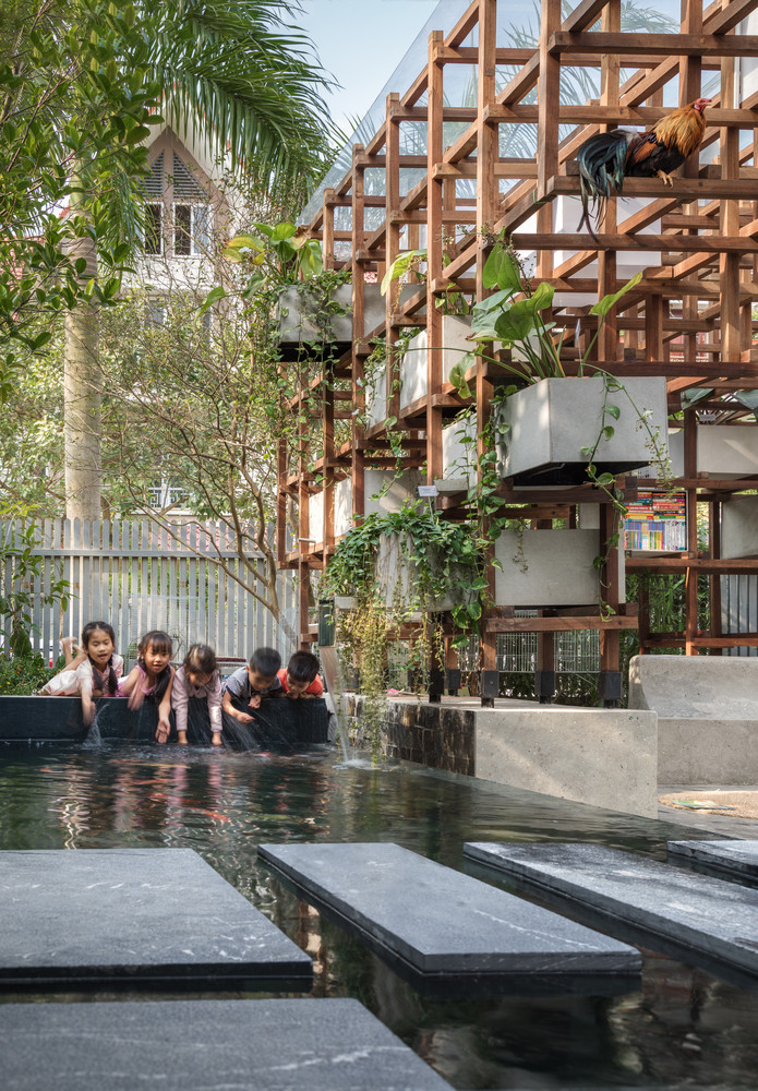 Đây là một dự án kết hợp nuôi trồng thủy sản thông thường với thủy canh.