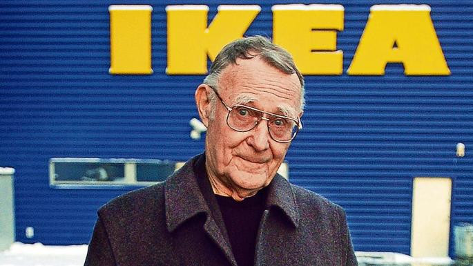 Tỷ phú Ingvar Kamprad – Nhà sáng lập hãng nội thất IKEA là người vô cùng giản dị. Ông đi máy bay hạng phổ thông và rất thích mua hàng giảm giá. Ảnh: BI. Video: Tỷ phú Bill Gates cấm con sử dụng điện thoại đến trước 14 tuổi. Nguồn: VTC14.