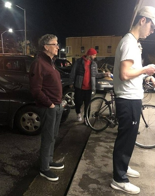 Sở hữu đến 96,4 tỷ USD nhưng tỷ phú Bill Gates được đánh giá là một người cực kỳ giản dị. Mới đây, người ta bắt gặp cảnh tỷ phú này mặc áo len đỏ, quần xám và đi giày thể thao đen, chờ mua suất ăn chỉ có giá 7,68 USD. Ảnh: Mike Galos.