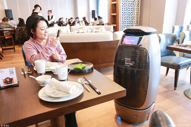 Các con rbot có hình con nhộng, cao khoảng 1 mét, luôn sẵn sàng phục vụ đồ ăn thức uống cũng như khăn tắm cho khách.