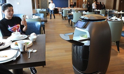  Khách sạn ứng dụng robot thông minh cùng hệ thống nhận diện khuôn mặt để phục vụ khách hàng thay cho con người.