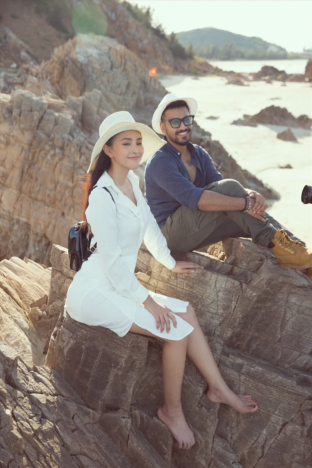 Vẻ đẹp mộc mạc nhưng không hề kém phần sắc sảo của Hoa hậu Việt Nam 2018 bên chàng trai lạ mặt dạo chơi bên bờ biển giữa tạo nên một khung cảnh lãng mạn và yên bình. Ảnh: Viết Quý.
