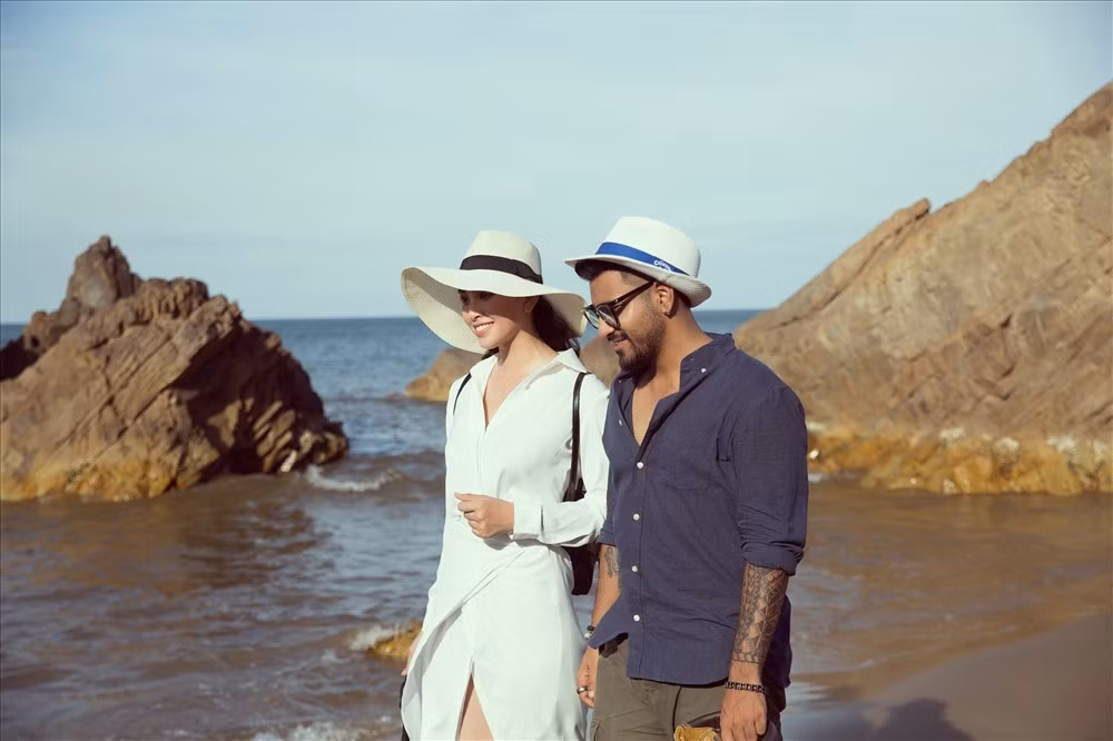  Hoa hậu Tiểu Vy khá kín tiếng trong đời tư cá nhân, tuy nhiên mới đây, cô không khỏi khiến người hâm mộ phải thắc mắc khi những hình ảnh lãng mạn của cô và một chàng trai được hé lộ. Ảnh: Viết Quý.