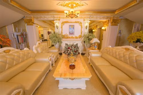 Bên trong là nội thất cầu kỳ, sang trọng. Ảnh: Khoevadep.