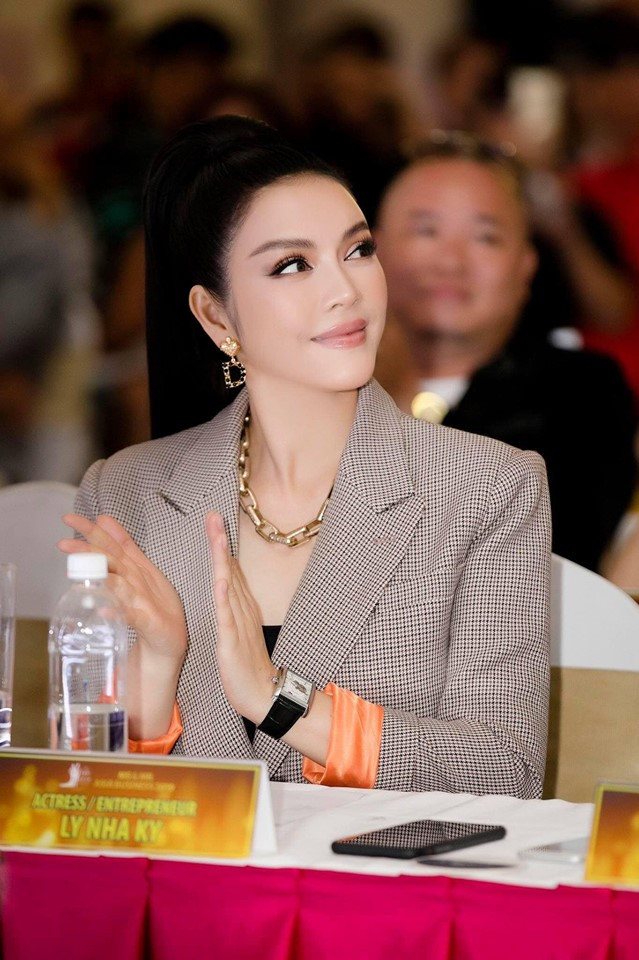 Chính việc tham gia nhiều lĩnh vực giúp Lý Nhã Kỳ sở hữu khối tài khủng và cuộc sống thượng lưu đáng mơ ước. Ảnh: FBNV.
