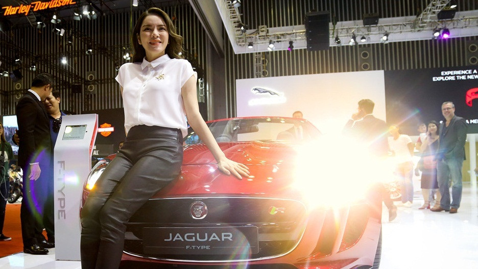 Tại Triển lãm ô tô Quốc tế Việt Nam 2017 (VIMS), người đẹp Lý Nhã Kỳ bạo tay chi 12,6 tỷ đồng mua chiếc Jaguar F-Type R Convertible. Đây là chiếc xe thể thao mui trần đắt nhất của hãng xe Anh quốc. Ảnh: Vietnamet.