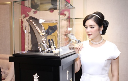 Lý Nhã Kỳ cũng khiến nhiều người trầm trồ về bộ sưu tập kim cương giá trị đang sở hữu. Ảnh: Dân Việt.