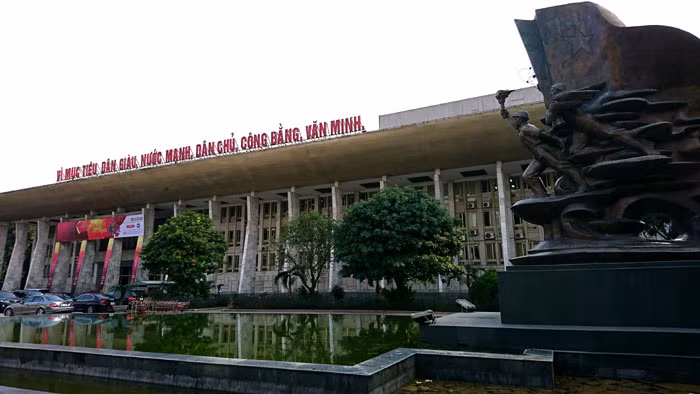 Khuôn viên bên ngoài thoáng mát với hồ nước. Ảnh: Kinhtedothi.