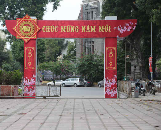 Cổng chính dẫn vào Cung Văn hóa Lao động hữu nghị Việt – Xô. Ảnh: VTV.