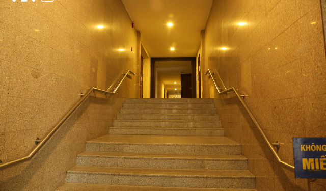 Cầu thăng lên các phòng chức năng và Hội trường lớn. Ảnh: VTV.