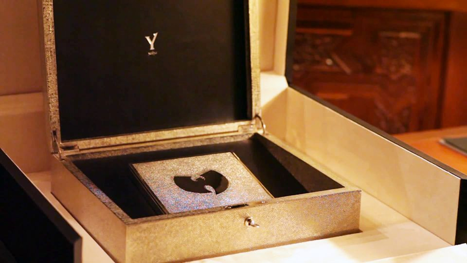 Once Upon a Time in Shaolin (Wu-Tang Clan) – 2 triệu USD (46 tỷ VND). Wu-Tang Clan là một nhóm nhạc hip hop người Mỹ đến từ New York và là một trong những nhóm hip-hop có ảnh hưởng nhất thế giới. Đĩa than Once upon a time in Shaolin là chiếc đĩa than đắt nhất từng được bán ra trong làng âm nhạc thế giới. Quyết định bán ra đi kèm một cam kết rằng người mua không thể bán hoặc kiếm tiền từ chiếc đĩa này trong 100 năm, mặc dù chủ sở hữu có thể phát hành album miễn phí nếu họ muốn.