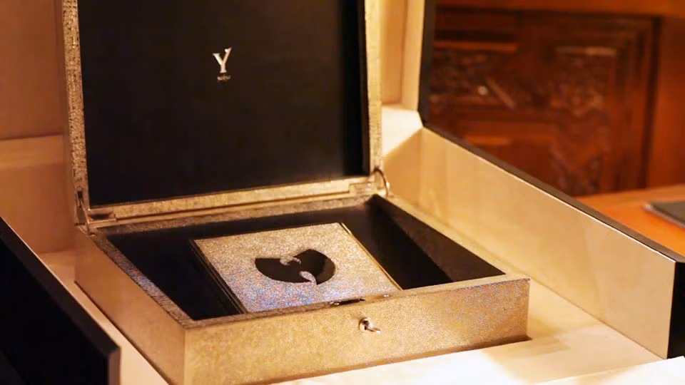 Once Upon a Time in Shaolin (Wu-Tang Clan) – 2 triệu USD (46 tỷ VND). Wu-Tang Clan là một nhóm nhạc hip hop người Mỹ đến từ New York và là một trong những nhóm hip-hop có ảnh hưởng nhất thế giới. Đĩa than Once upon a time in Shaolin là chiếc đĩa than đắt nhất từng được bán ra trong làng âm nhạc thế giới. Quyết định bán ra đi kèm một cam kết rằng người mua không thể bán hoặc kiếm tiền từ chiếc đĩa này trong 100 năm, mặc dù chủ sở hữu có thể phát hành album miễn phí nếu họ muốn.