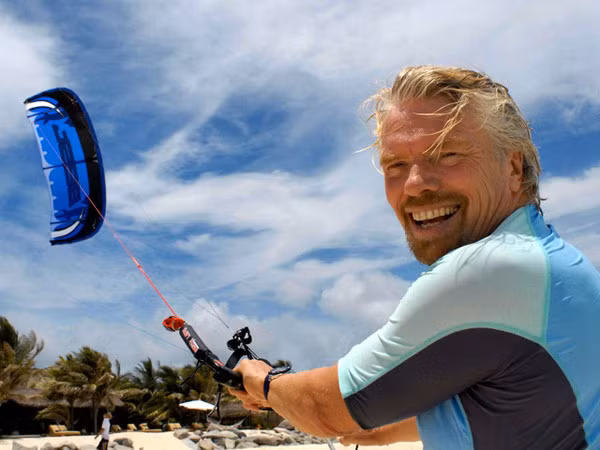 Nhà sáng lập Tập đoàn Virgin Richard Branson luôn thích những gì sôi động và tràn đầy năng lượng. Điều này lý giải vì sao ông rất đam mê môn lướt ván.