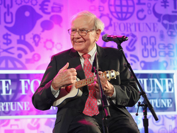 Nhà đầu tư huyền thoại Warren Buffett chơi đàn ukulele nhiều năm và chơi bài Bridge trực tuyến. Ông thường chơi cùng với người bạn thân thiết, tỷ phú Bill Gates.