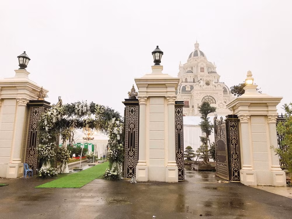 Diện tích nhà ở khoảng 700 m2, với 7 tầng, 8 phòng, có cả phòng spa để chủ nhà nghỉ ngơi thư giãn và hầm chứa rượu. Ảnh: Yan.