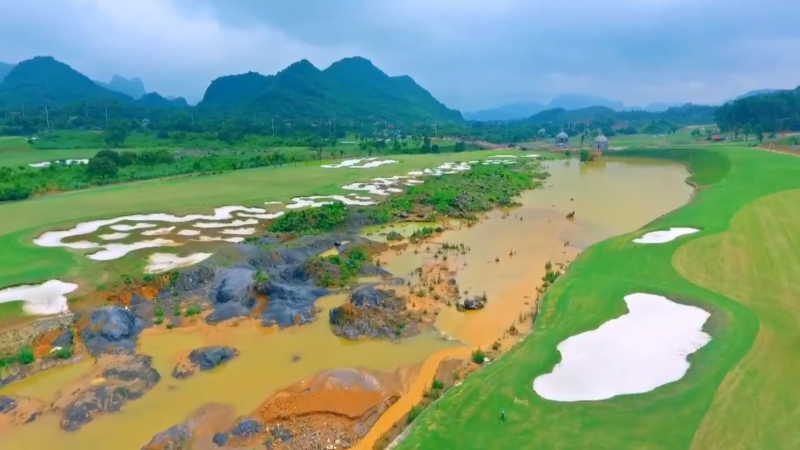 Năm 2015, Công ty Cổ phần Đầu tư và Phát triển Trường An quyết định đầu tư xây dựng sân Golf quy mô 36 lỗ và khu dịch vụ nghỉ dưỡng ở vùng đất Ba Sao huyện Kim Bảng, tỉnh Hà Nam. Ảnh: Golftimes.