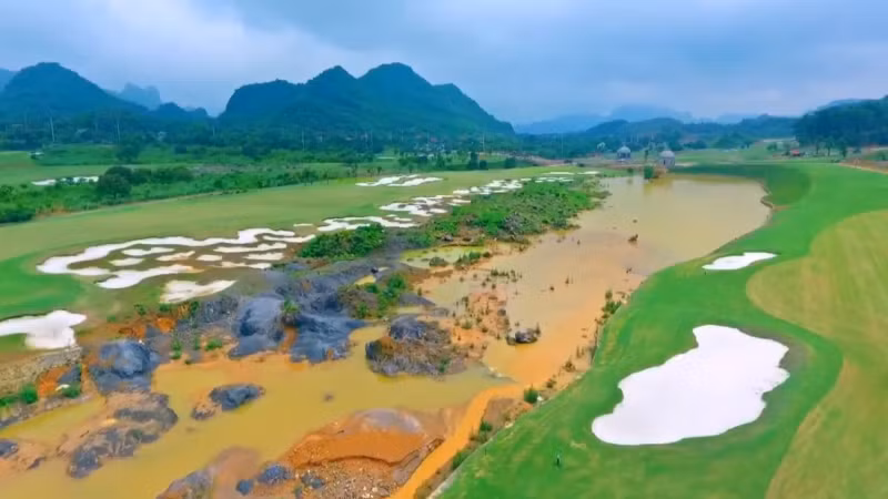 Năm 2015, Công ty Cổ phần Đầu tư và Phát triển Trường An quyết định đầu tư xây dựng sân Golf quy mô 36 lỗ và khu dịch vụ nghỉ dưỡng ở vùng đất Ba Sao huyện Kim Bảng, tỉnh Hà Nam. Ảnh: Golftimes.