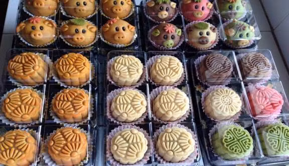 Không chỉ bắt mắt với nhiều mẫu mã, bánh trung thu handmade thường không có chất bảo quản và khách có thể đặt theo vị mà mình ưa thích.