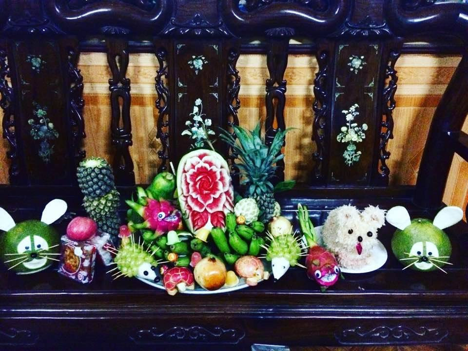 Trong ngày Tết Trung thu, gia đình nào cũng sắm đầy một mâm hoa quả để cúng tổ tiên rồi phá cỗ trông trăng.