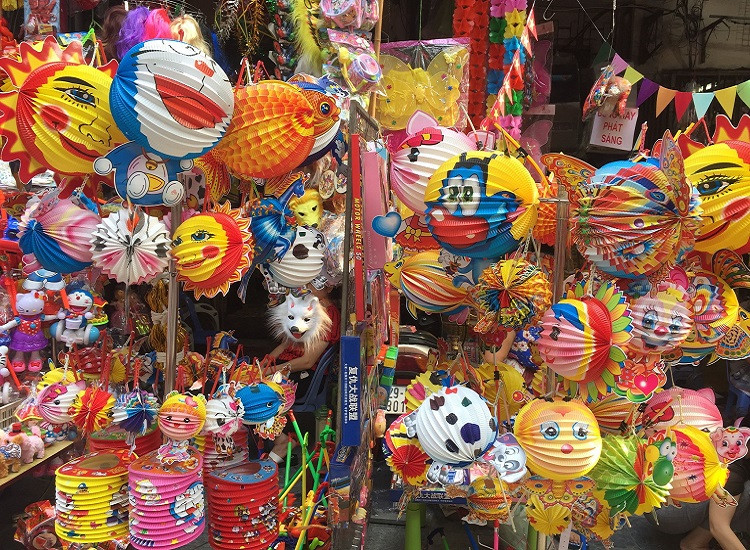 Ngoài bánh, các mặt hàng đồ chơi cho thiếu nhi dịp Trung thu cũng là mặt hàng không thể thiếu. Trong đó phải kể đến những mặt hàng truyền thống: đèn lồng, đèn ông sao, đầu lân, mặt nạ hình chú Tễu,