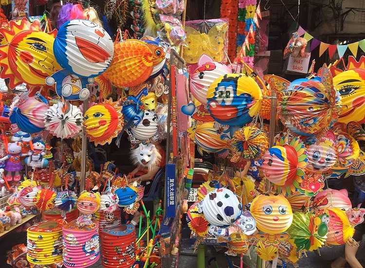 Ngoài bánh, các mặt hàng đồ chơi cho thiếu nhi dịp Trung thu cũng là mặt hàng không thể thiếu. Trong đó phải kể đến những mặt hàng truyền thống: đèn lồng, đèn ông sao, đầu lân, mặt nạ hình chú Tễu,