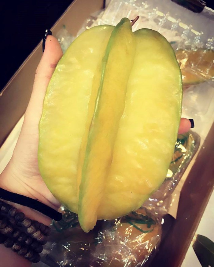 Với giá bán từ 300.000 - 350.000 đồng/kg. Tính ra, quả khế to 0,5kg có giá 150.000 đồng, còn quả nhỏ 300g cũng có giá 100.000 đồng. Ảnh: FB Hiền Hùng.