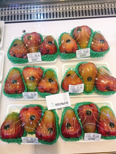 Dịp hè vừa qua, bà nội trợ Việt phát sốt với roi ngọc bích khổng lồ xuất xứ Đài Loan. Ảnh: FB Khuc Ngoc Anh.