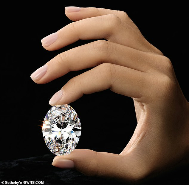 Viên kim cương có trọng lượng 88,22 carat. Ảnh: Swns.