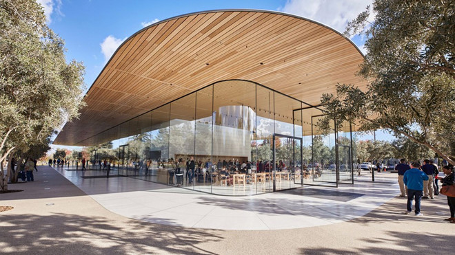 Nếu cộng thêm máy tính, đồ nội thất và các thiết bị nông nghiệp trong trụ sở Apple Park, con số này sẽ tăng đến 4,17 tỷ USD.