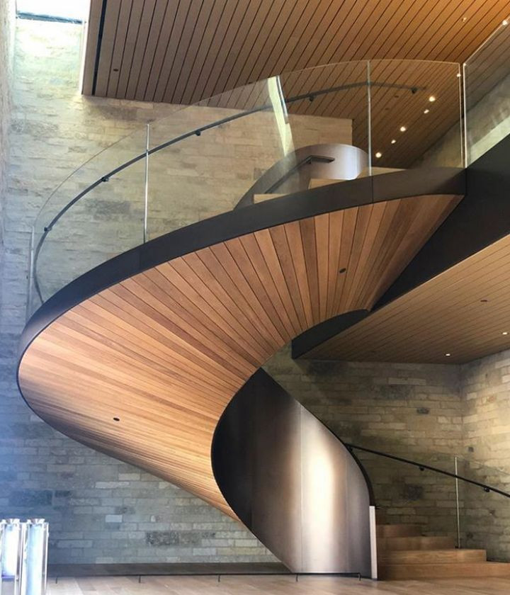 Một điểm nhấn nưa của tòa nhà là kiến trúc bên trong làm từ chất liệu gỗ thân thiện với môi trường. Nguồn ảnh: BI.