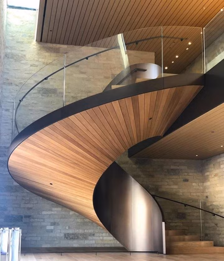 Một điểm nhấn nưa của tòa nhà là kiến trúc bên trong làm từ chất liệu gỗ thân thiện với môi trường. Nguồn ảnh: BI.