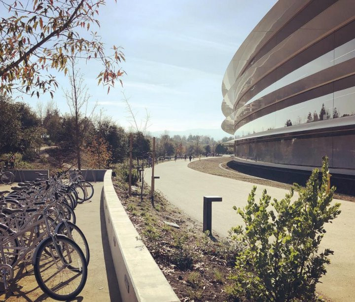 Khu vực để xe đạp trong khuôn viên Apple Park.