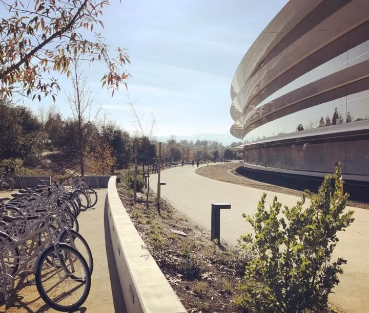 Khu vực để xe đạp trong khuôn viên Apple Park.