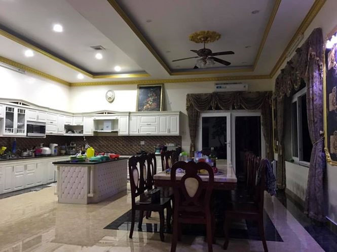 Khu vực bếp và phòng ăn liền nhau được thiết kế theo phong cách châu Âu hiện đại.