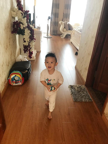 Tường nhà được trang trí bằng giấy dán họa tiết hoa lá.