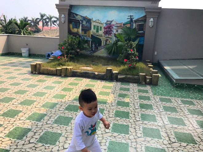 Bên trong nhà có sân vườn rộng rãi, là không gian vui chơi cho trẻ.