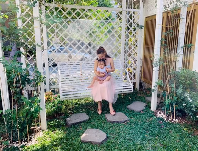 Trong khuôn viên sân vườn còn có một chiếc xích đu làm nơi nghỉ ngơi cho cả gia đình.