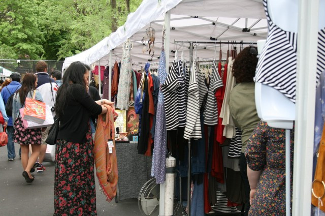 Khu chợ khá nhỏ song những người sưu tập đồ cổ rất thích nơi này. Họ ra sức tìm kiếm các món đồ và quyết định mua khi đã “dự báo” được giá trị của nó trong tương lai.