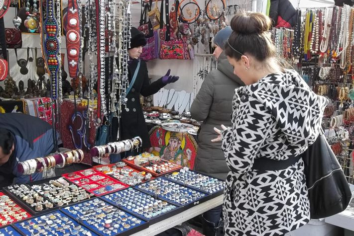 Chợ trời Manhattan ở New York chỉ mở vào thứ bảy và chủ nhật với khoảng 100 người bán.