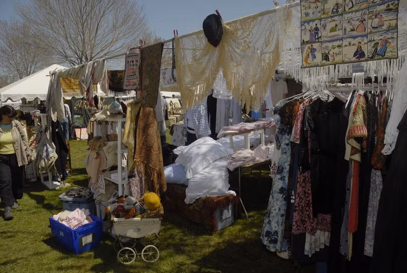 Phần lớn các sản phẩm tại chợ này đều là hàng cũ.